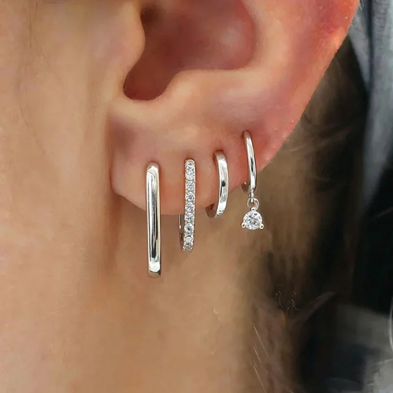 Boucles d’Oreilles Fleurs en Cristal – Lot de 4 Pièces
