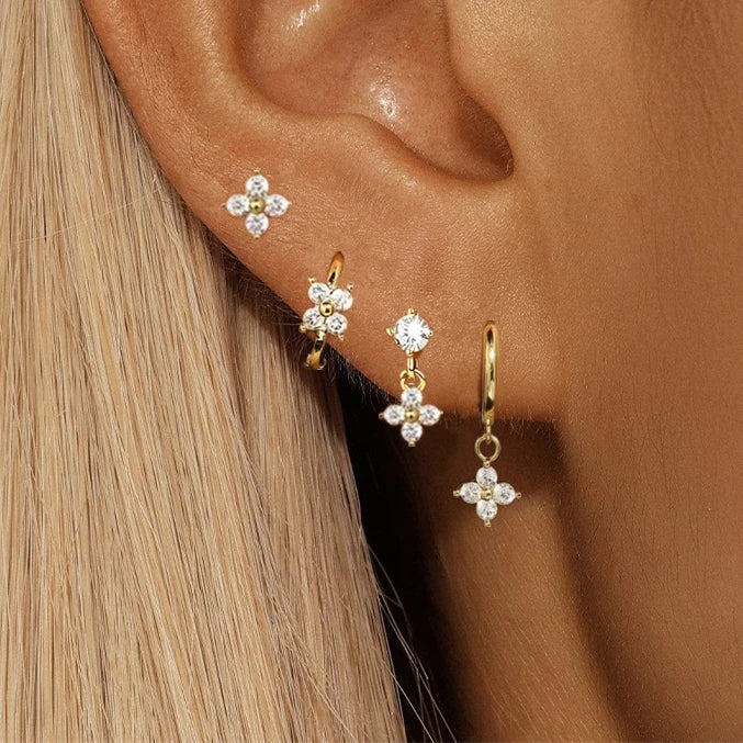 Boucles d’Oreilles Fleurs en Cristal – Lot de 4 Pièces